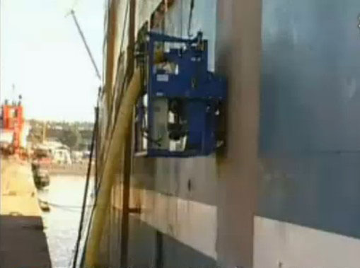 垂直石油儲(chǔ)罐拋丸機(jī)防腐施工現(xiàn)場(chǎng) 垂直石油儲(chǔ)罐拋丸機(jī)防腐施工現(xiàn)場(chǎng)